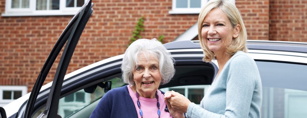 Voisine accompagnant une femme âgée en voiture