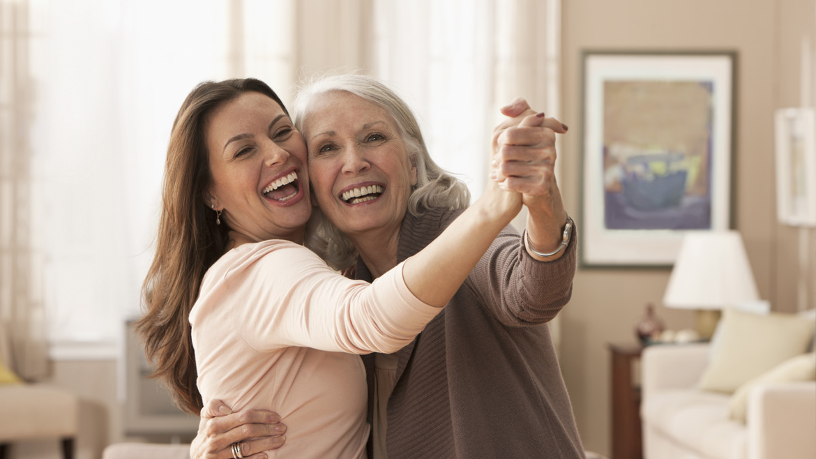 Maman et fille en train de danser