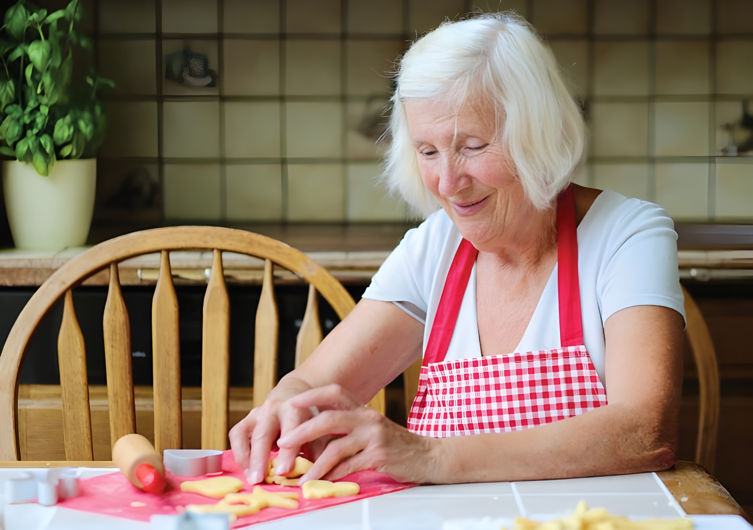 Femme âgée en train de préparer des biscuits.
