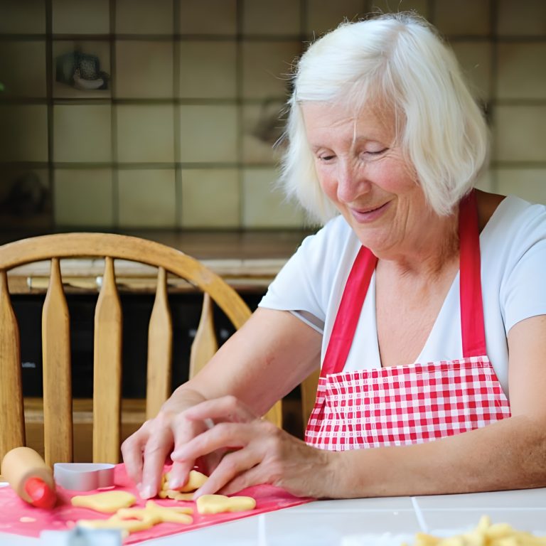 Femme âgée en train de préparer des biscuits.