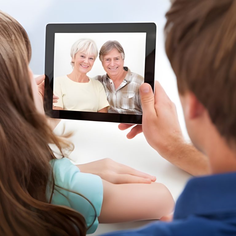 Un homme et une femme regardant une photo encadrée de leurs parents âgés